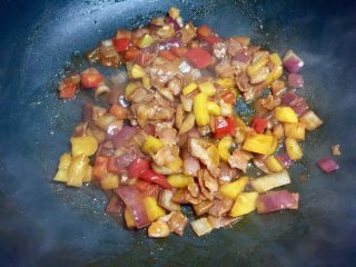 14、培根炒南瓜蝴蝶面（含蝴蝶面的做法）,翻炒均匀