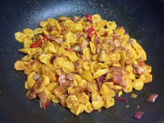 16、培根炒南瓜蝴蝶面（含蝴蝶面的做法）,把沥干水的蝴蝶面倒入炒好的培根蔬菜丁中，翻炒均匀即可。