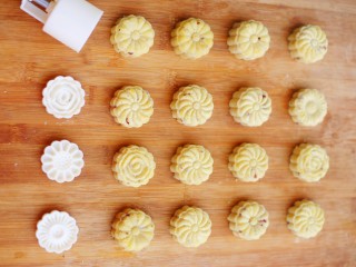 10、香甜细腻的奶香蔓越莓绿豆糕,将蔓越莓绿豆泥,按照35克一个的分量分别团成圆球放入月饼磨具中,做几个后再换别的花片。