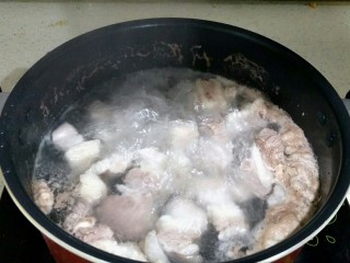 3、西红柿炖牛腩,冷水入锅煮沸1分钟