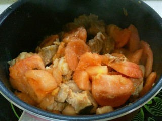 10、西红柿炖牛腩,加入西红柿，炒至西红柿软烂。