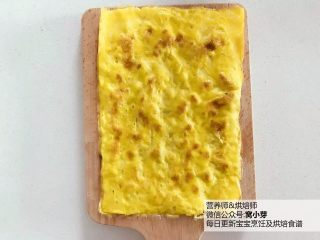 3、宝宝辅食:芋头蛋卷-好好吃早餐,元气满满地开始一天吧!10M+,将做好的蛋皮平铺展开在案板上。