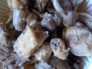 1、麻油姜爆子鸡,小母鸡洗净剁小块，冷水下锅，煮沸后用清水冲洗干净后沥干备用