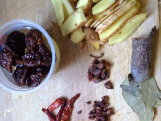 2、麻油姜爆子鸡,香菇泡发，姜切片备用