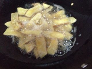 3、麻油姜爆子鸡,热锅倒入麻油.倒入姜片炒至金黄色.再倒入鸡块翻炒