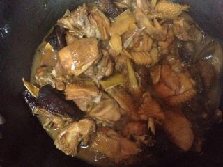 5、麻油姜爆子鸡,关火后焖2分钟后出锅