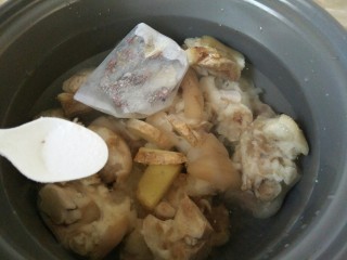 8、#猪脚#炖猪脚,加适量食盐