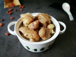 11、#猪脚#炖猪脚,盛入容器中完成！可以撒几颗枸杞点缀？