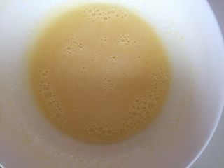 1、孕妇下午茶 蓝莓饼干 柠檬蜂蜜水,将黄油软化 加入鸡蛋 糖 用电动搅拌快速打散起泡