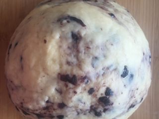 3、孕妇下午茶 蓝莓饼干 柠檬蜂蜜水,将步骤一加入面粉和面 加入蓝莓干果或其它干果都行 和成面团放冰箱冻半小时让它成型 这样切的时候比较容易切 或者不冷冻直接做各种花型也可以 按自己的喜好来做