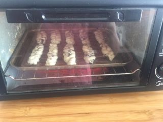 4、孕妇下午茶 蓝莓饼干 柠檬蜂蜜水,切块或做个花样进烤箱 上下火180度10分钟就好 饼干胚子不要太厚 这样10分钟完全可以熟。