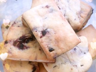 5、孕妇下午茶 蓝莓饼干 柠檬蜂蜜水,好了 出炉了 有大有小 有长有圆 哈哈哈 口感不错!