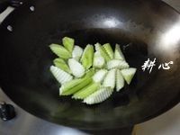 4、毛豆炒丝瓜木耳,放入丝瓜，煸炒一下