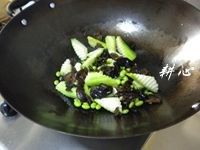 5、毛豆炒丝瓜木耳,放入毛豆和云耳