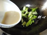 6、毛豆炒丝瓜木耳,倒入芡汁（适量的调味鸡汁、生粉、砂糖和清水拌匀）