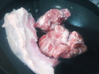 4、东北酸菜炖排骨,排骨和猪五花焯水