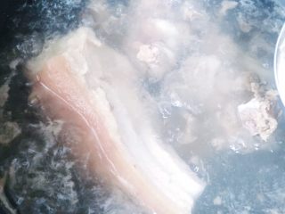 5、东北酸菜炖排骨,捞去血沫