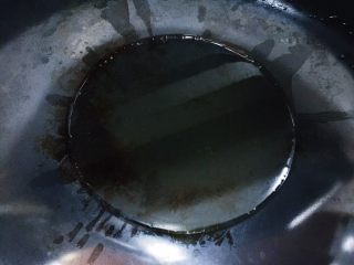 6、东北酸菜炖排骨,油锅烧热下油