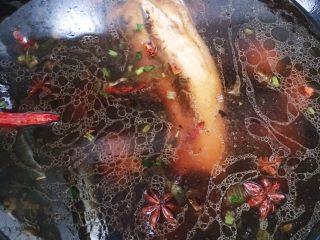 13、东北酸菜炖排骨,加入没过食材的清水（酸菜越炖越好吃）