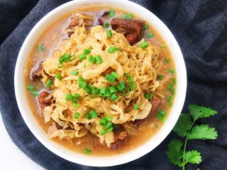 17、东北酸菜炖排骨,一碗带着独特芳香的酸菜炖排骨就完成了 撒些葱花完美 