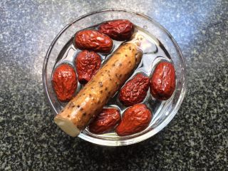 2、红枣山药糕,冲洗干净