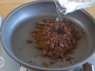 2、12m+话梅棒棒糖（宝宝辅食）,首先，锅中放入红糖，加少量的水~