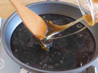 4、12m+话梅棒棒糖（宝宝辅食）,麦芽糖放入锅中~