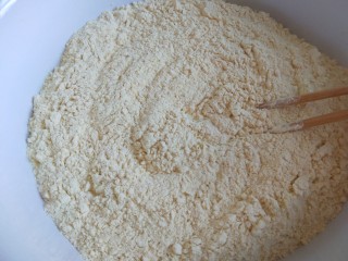 3、油炸糕,倒入盆中，加温水搅拌。