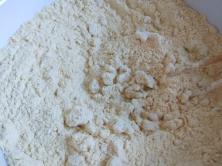 4、油炸糕,倒水要适量加入。