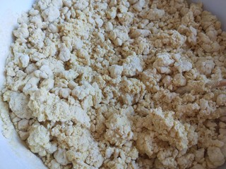 5、油炸糕,搅拌成絮，不能干，也不能太软，这部很关键，没有干面即可。