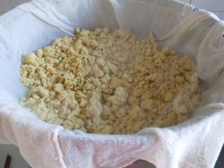 6、油炸糕,蒸锅铺上屉布，撒上一层黄米絮。