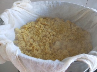 7、油炸糕,蒸五分钟打开，在撒上第二层。