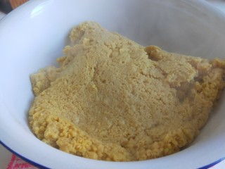 9、油炸糕,倒入盆中。