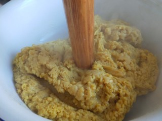 10、油炸糕,用擀面杖一直捣。