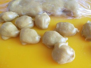 12、油炸糕,揪成小剂子。