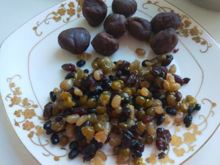 13、油炸糕,两种馅料，玫瑰豆沙，蜜豆压烂团成球。