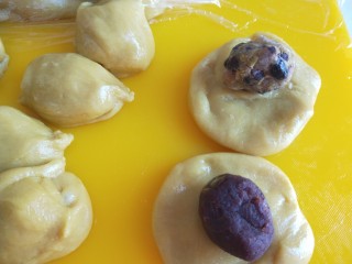 14、油炸糕,糯米团压扁装入豆沙馅，蜜豆馅。