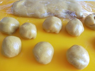 15、油炸糕,包成小圆形状。