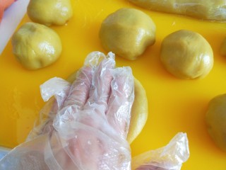 16、油炸糕,用手直接压扁。