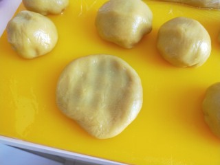 17、油炸糕,整理成圆饼。