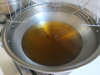 18、油炸糕,油温七成热下油锅。