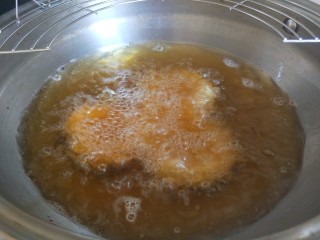 19、油炸糕,炸制金黄捞出来。