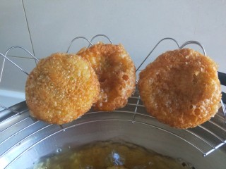 20、油炸糕,控油继续炸制下一锅。