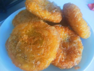 21、油炸糕,出锅趁热吃了。