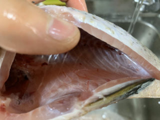 4、鲫鱼萝卜丝汤,鱼腹内的黑色膜必须去掉