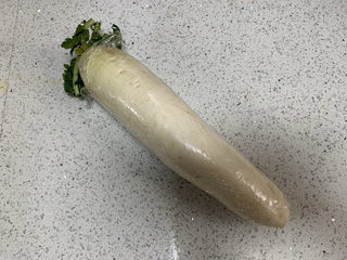 5、鲫鱼萝卜丝汤,准备白萝卜