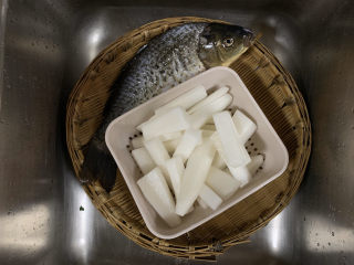 7、鲫鱼萝卜丝汤,沥水备用