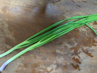 11、鲫鱼萝卜丝汤,小葱洗净