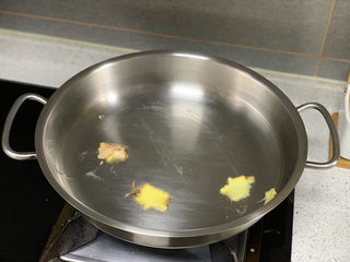 14、鲫鱼萝卜丝汤,姜片炒香