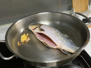 15、鲫鱼萝卜丝汤,下鱼，煎至两面金黄